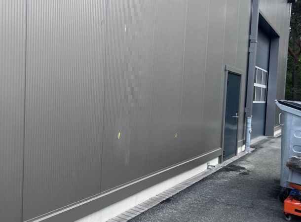 Beschadigde sandwichpanelen bedrijfspand Essen Duitsland