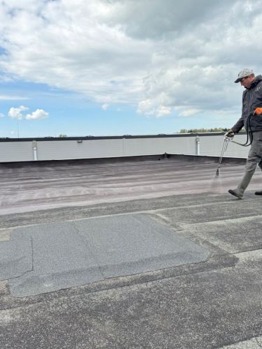 Vloeibare dakbedekking op bitumen dak in Spijkenisse