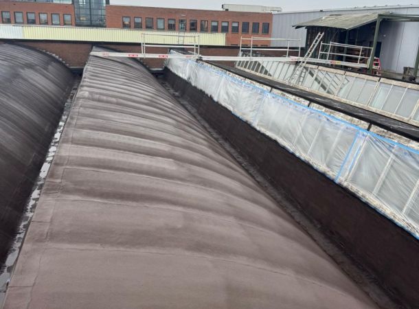 Oude dakbedekking bij ROC Twente in Rijssen vóór renovatie