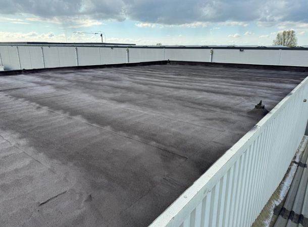 Reiniging en voorbereiding van bitumen dak voor coating