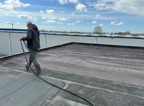 Aanbrengen van vloeibare dakbedekking op bestaand dak
