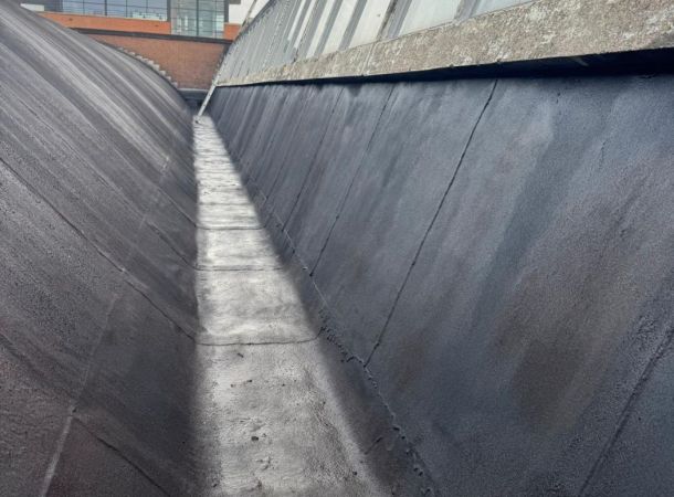 Reiniging van bestaand dak ter voorbereiding op Liquid Rubber