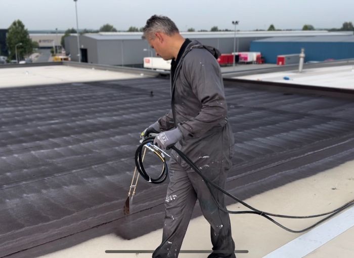 Expert brengt vloeibare dakbedekking aan op dak