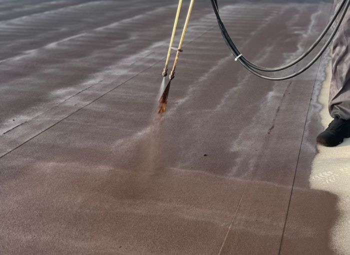 Vloeibare dakbedekking wordt aangebracht