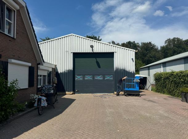 Overspuiten van metalen damwand aan voorgevel hal