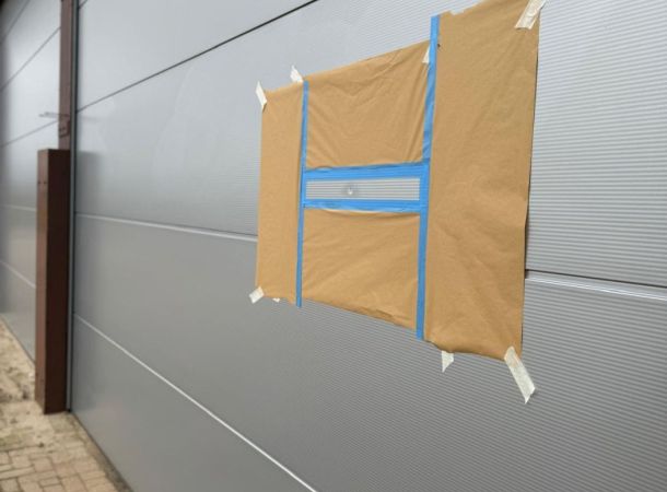 Beschadigde roldeur RAL 9007 metallic Enkhuizen