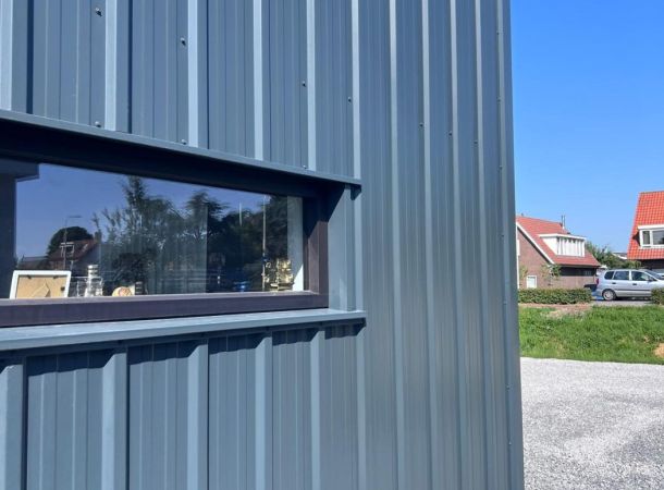 Strak herstelde gevel met Falk TR panelen in Hoofddorp