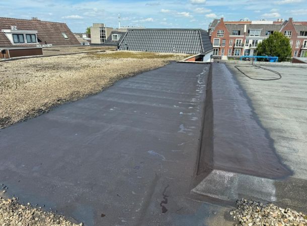 Deel lekkend dak behandeld met vloeibaar rubber Rijssen