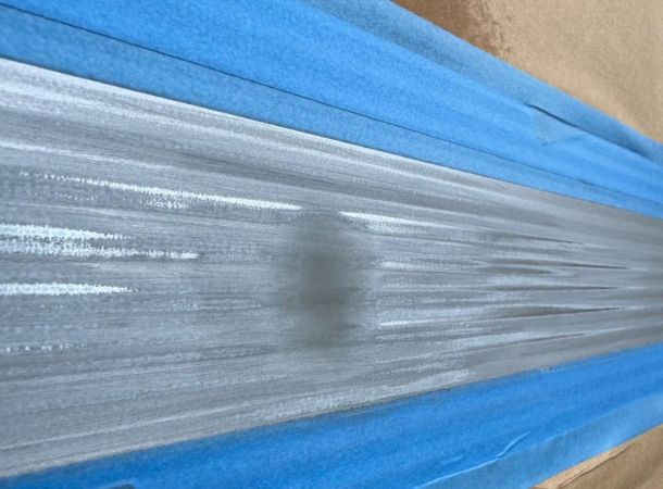 Detail van roldeur met kleurverschil voor herstel