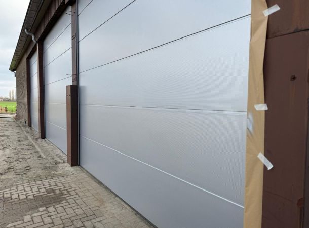 Strak afgewerkte roldeur na coating in Enkhuizen