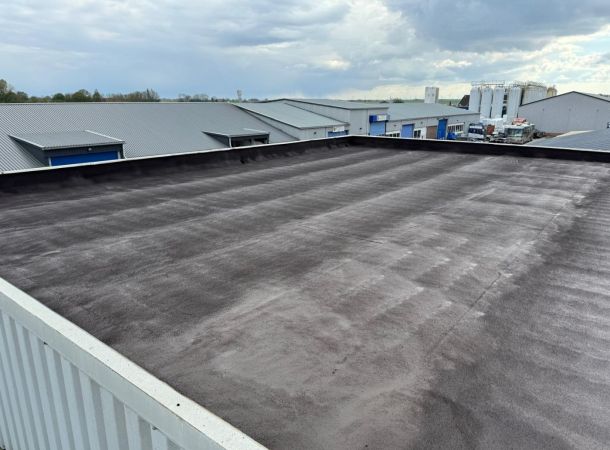 Waterdicht bitumen dak na behandeling met vloeibare coating