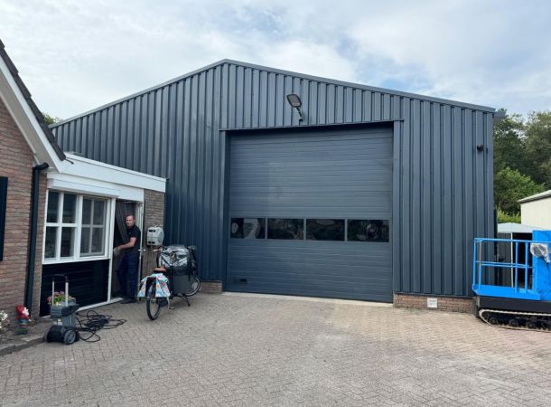 Representatieve voorzijde hal na gevelrenovatie