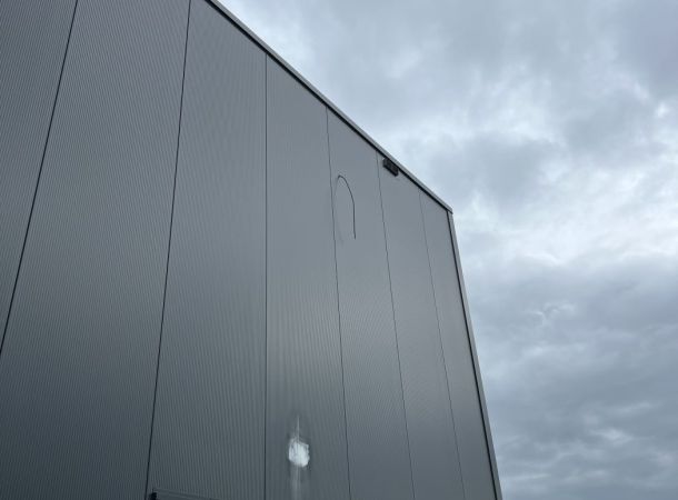 Herstel van sandwichpanelen in Zwartsluis na schade door vrachtauto