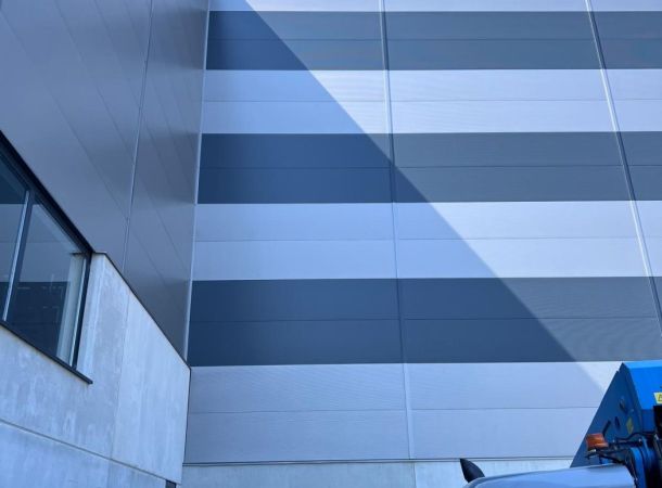 Gevel met uniform herstelde metallic panelen in Deventer