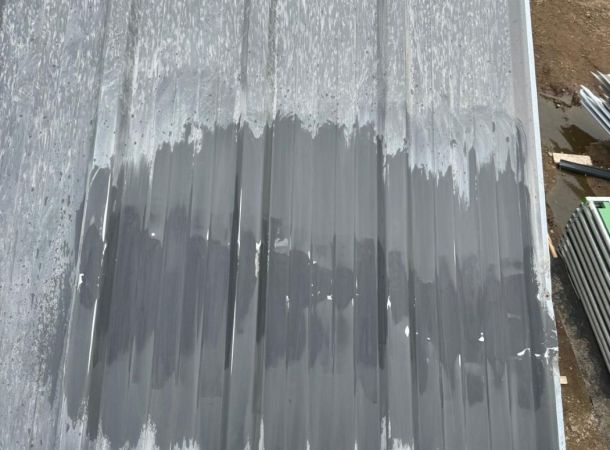 Voorbereiding dakpaneel voor herstel en spuitwerk