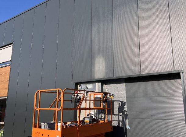 Voortman Coating team aan het werk bij schadeherstel aan sandwichpanelen