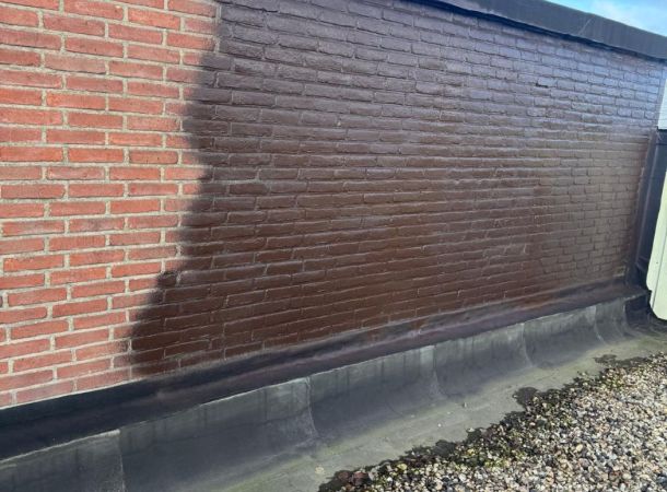Aanbrengen van vloeibare dakcoating op onderwijsgebouw