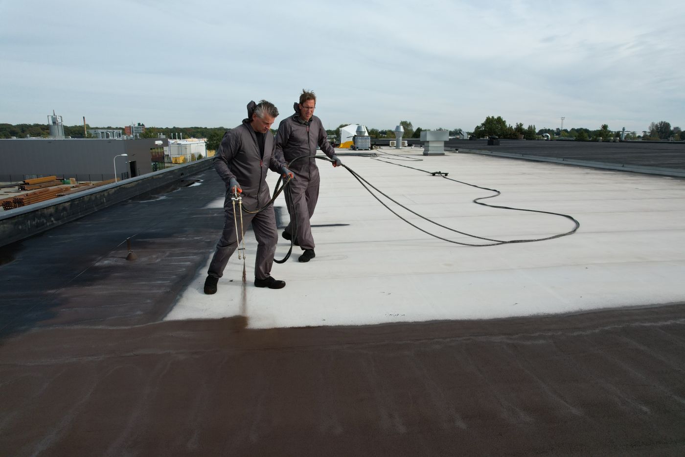 Team van experts brengt vloeibare afdichting aan