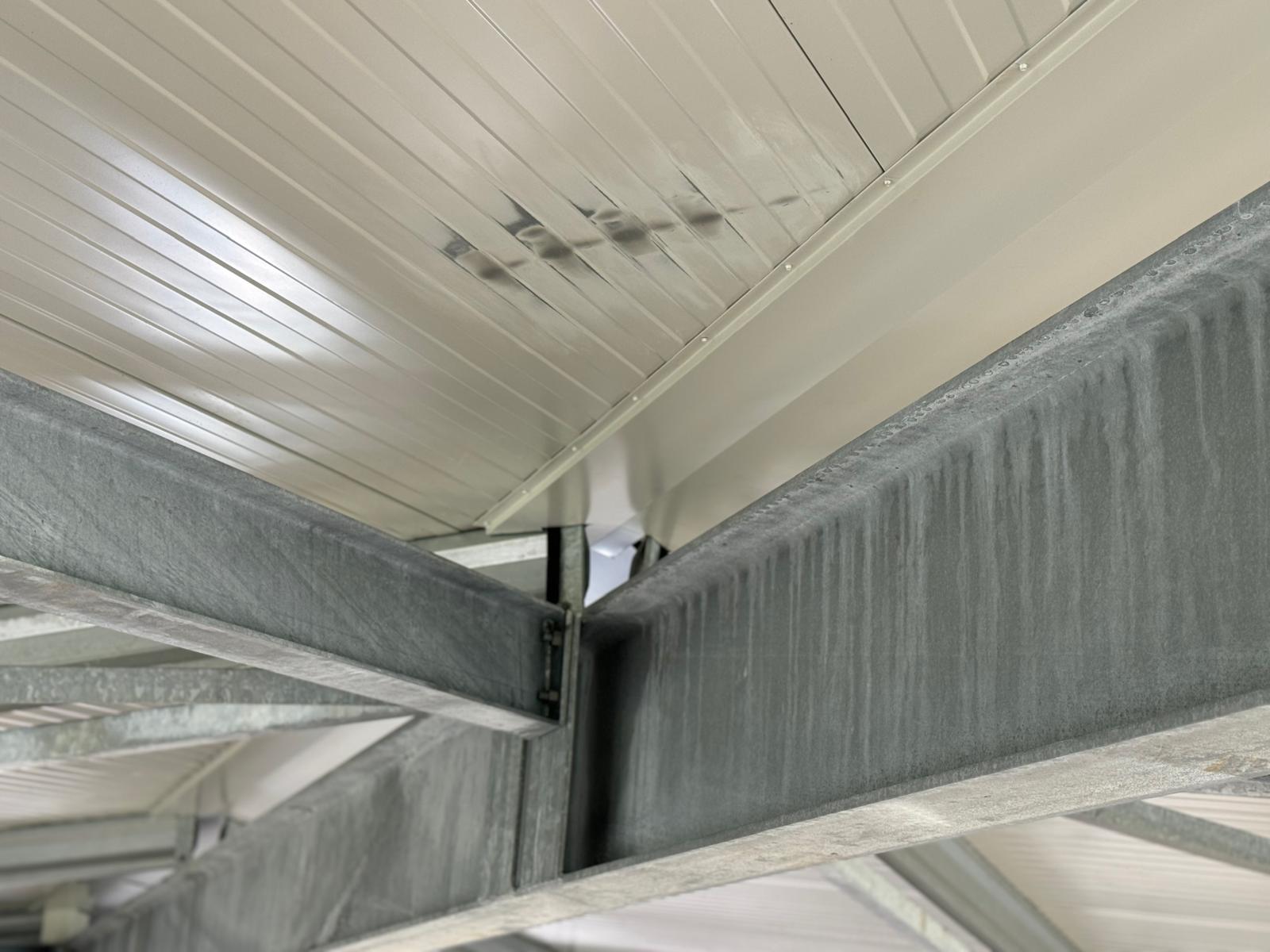 Schades aan dakpanelen hersteld in Den Helder