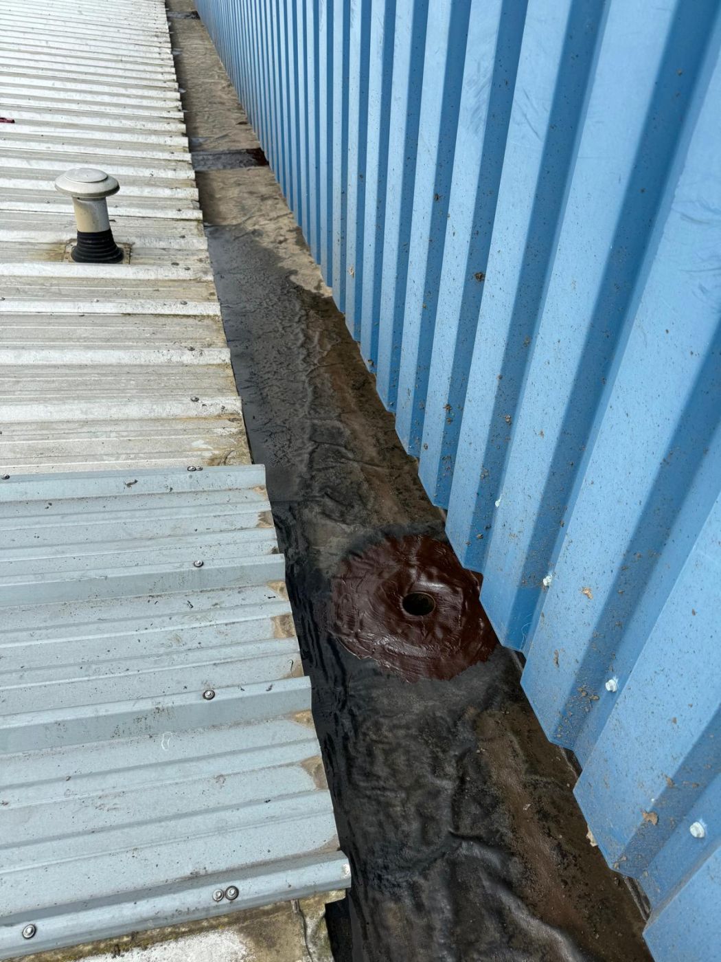 Bestaande goot in Maasluis voorbereid op behandeling met vloeibaar rubber