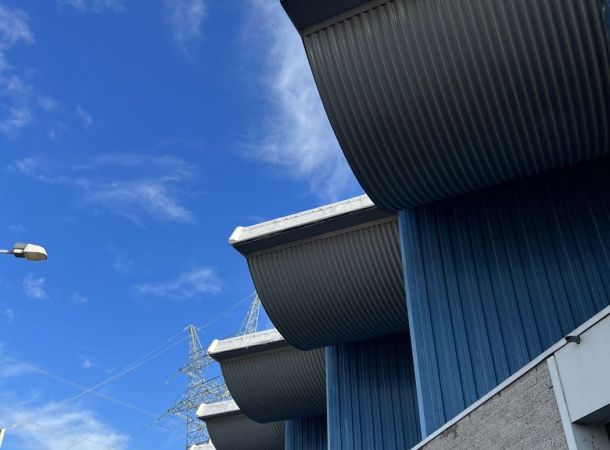 Voortman Coating team aan het werk bij het behandelen van overstekken