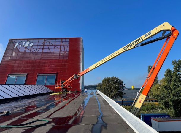 Duurzame coating op rode gevelplaten in RAL 9018