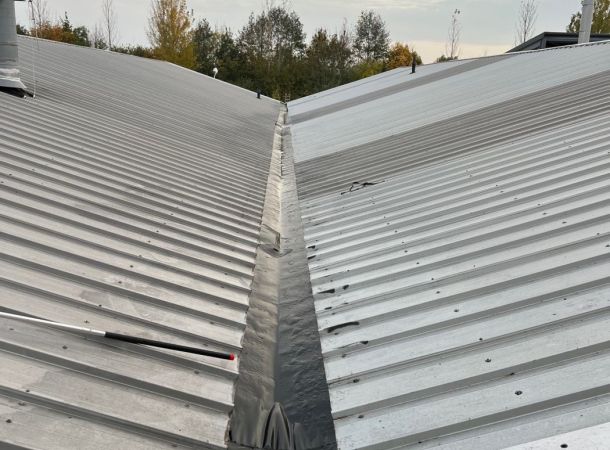 Detail van waterdichte naadloze coating in complexe gootaansluiting