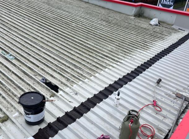 Aanbrengen van vloeibare dakcoating met professionele apparatuur