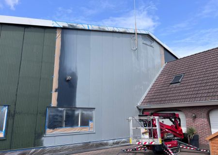 Overspuiten gevelbekleding bedrijfspand Achterberg