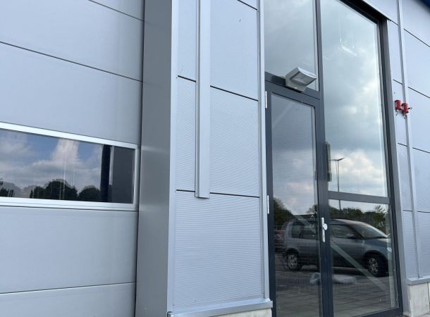 Spuitwerk voor herstel van schade aan metallic gevelpanelen