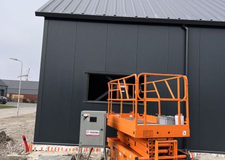 Reparatie van beschadigde gevelbekleding op nieuwbouwproject Urk