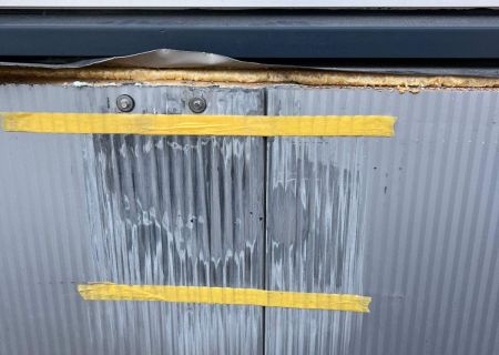 Schadeherstel sandwichpanelen bij bedrijfsgebouw in Dronten