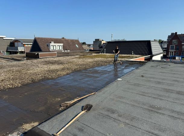 Overzicht van behandeld dakdeel met nieuwe vloeibare coating