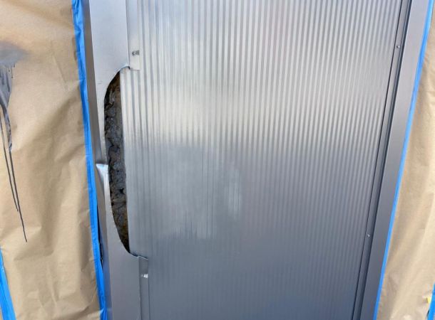 Voorbereiding op herstel van gevelschade met afplakfolie en beschermmateriaal