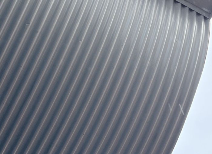 Detail van overgespoten gevelbekleding bedrijfspand