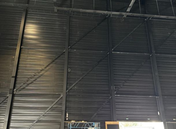 Geperforeerde binnendoos met zichtbare deuk vóór herstel