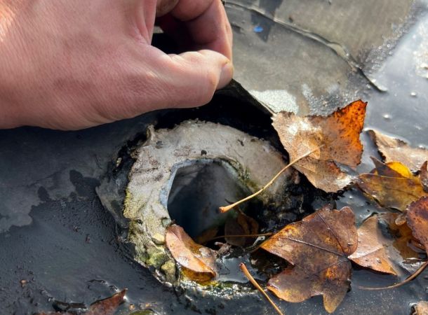 Detail van waterdichte naadloze coating in gootaansluiting