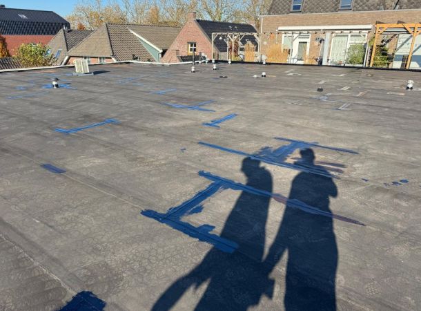 Overzicht van plat dak voorzien van vloeibare dakbedekking