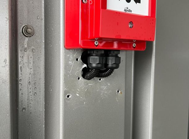 Vullen en egaliseren van ongewenst boorgat in gevelplaat