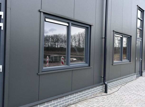 Schade aan gevelplaten onzichtbaar hersteld in Marwijksoord