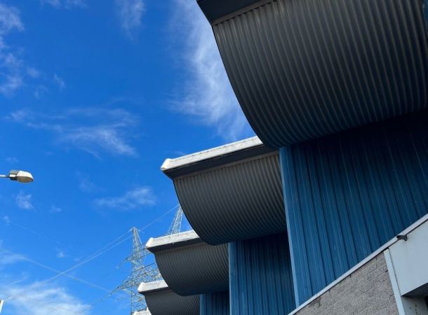 Roestwerende coating aangebracht op stalen overstekken