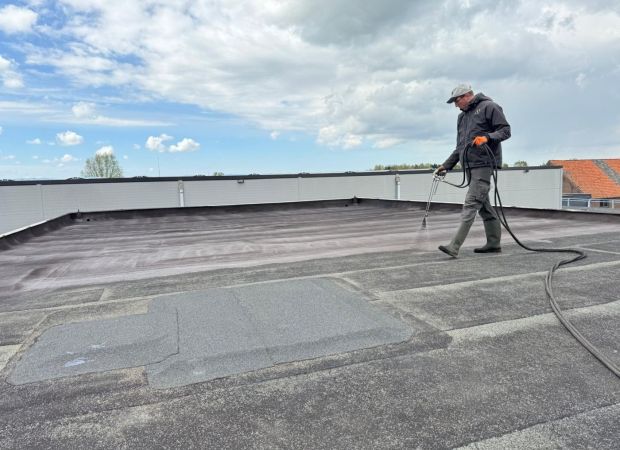 Vloeibare dakbedekking op bitumen dak in Spijkenisse