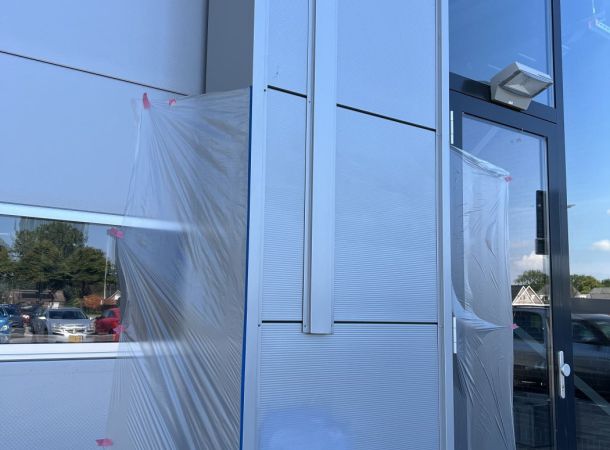 Onzichtbare reparatie van gevelpanelen in 2e Exloërmond