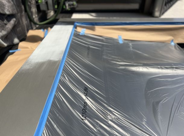 Detail van stalen kaderherstel met perfecte kleurmatching