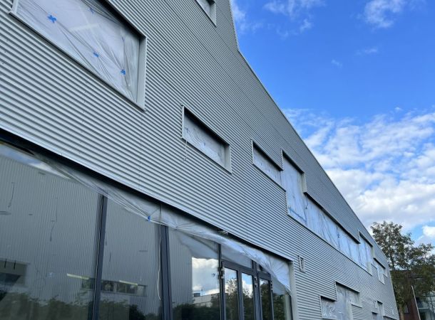 Duurzame coating op rode gevelplaten