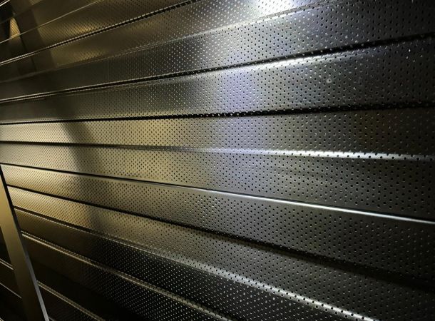 Detail van vervormd binnendoospaneel in hal Barneveld