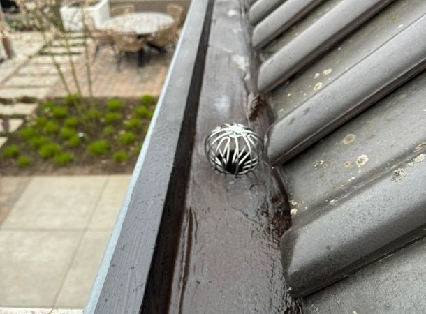 Overzicht van gecoate dakgoot langs pannendak, volledig afgewerkt