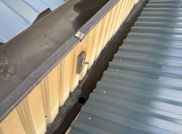 Detail van ingespoten goot voorafgaand aan dakvervanging