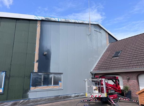Bedrijfspand met vernieuwde gevelbekleding na spuitwerk