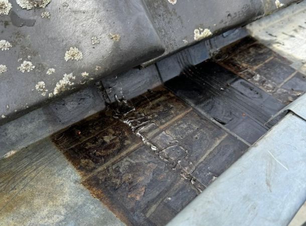 Detail van oude zinkconstructie met slijtage en oude reparatiesporen